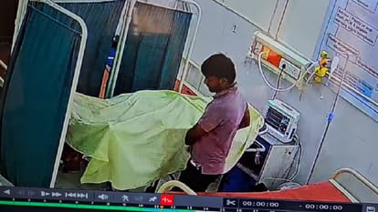 Shamli: woman died in an accident, ward boy in the district hospital plucked earrings from the dead body