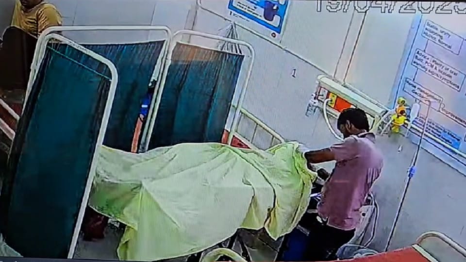 Shamli: woman died in an accident, ward boy in the district hospital plucked earrings from the dead body