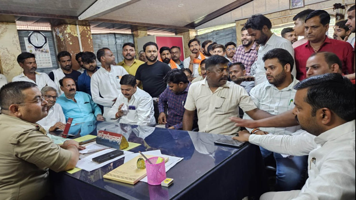 Farrukhabad: Homeguard beat up Bharatiya Janata Yuva Morcha divisional president in police station