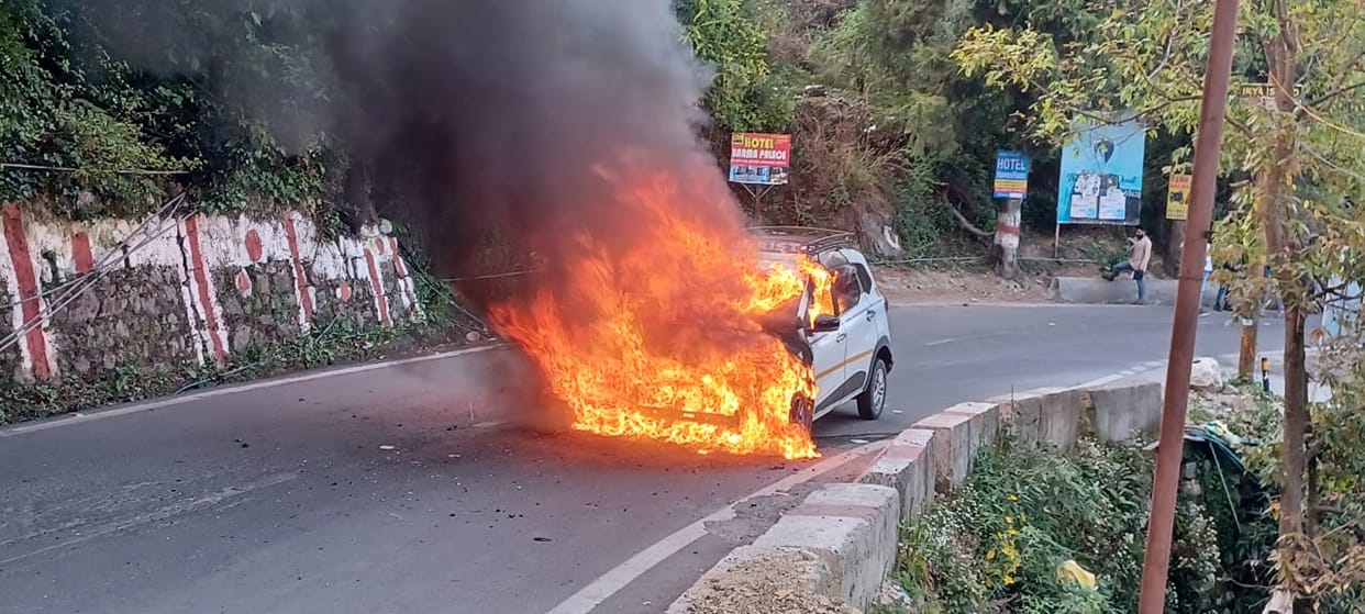 Mussoorie News Tourist car caught fire near Zero Point, six people were returning from Kempty Fall