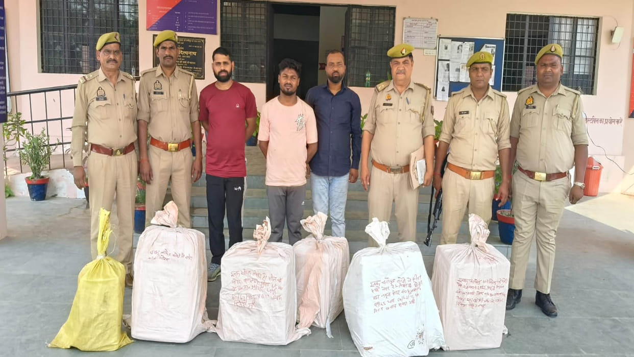 Unnao: 275 bottles of English liquor recovered from two cars, three smugglers arrested