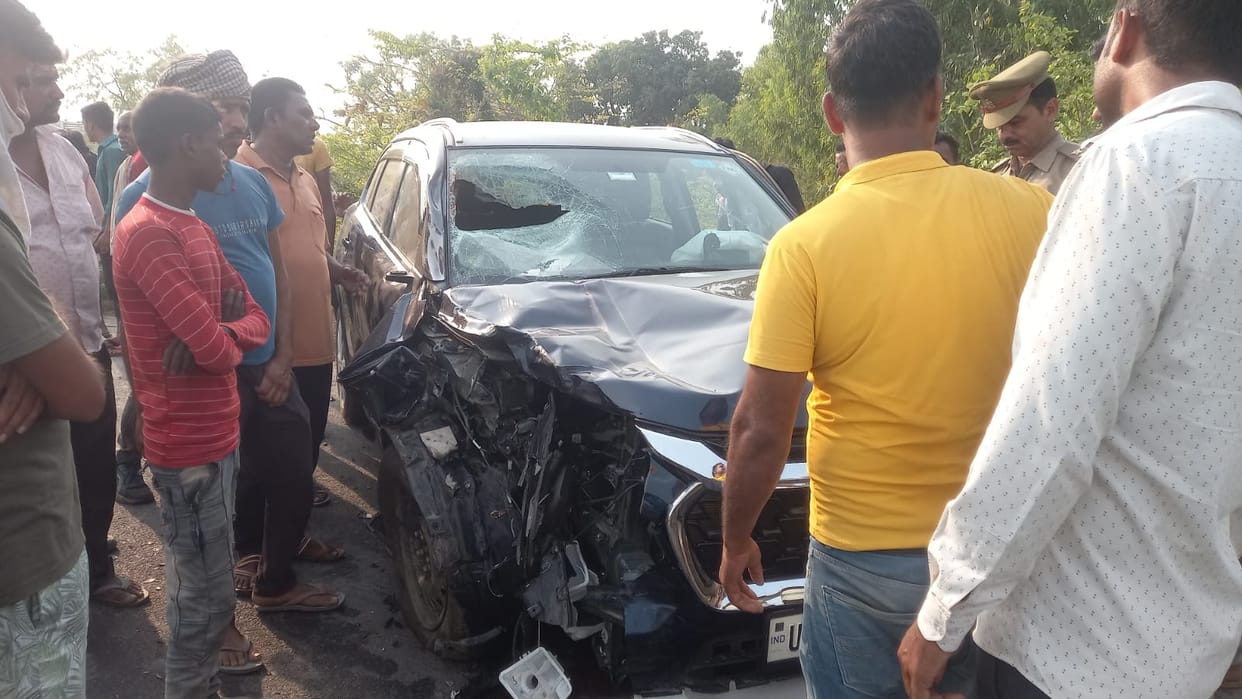 Car collided with bike, two youths died in Raebareli.
