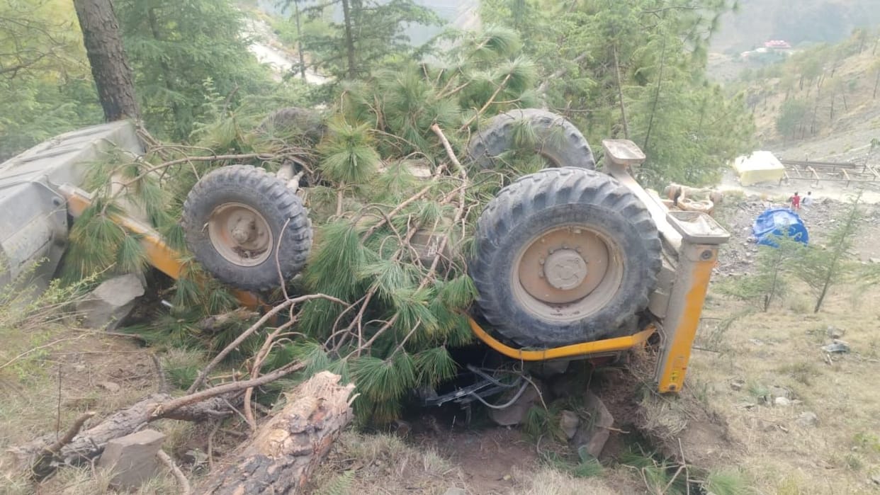 JCB fell into ditch in Chamiyana, two people died
