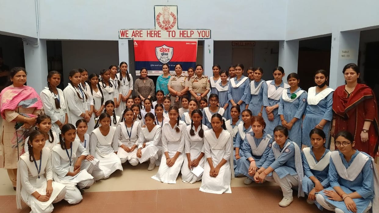 Learnt about the working of police in a programme under Dost Police Abhiyan at Gandhi Nagar Mahila Thana
