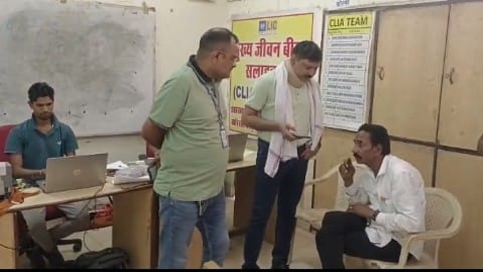 ACB team arrested the Patwari red handed while taking bribe had demanded bribe to upload the land online in Ko