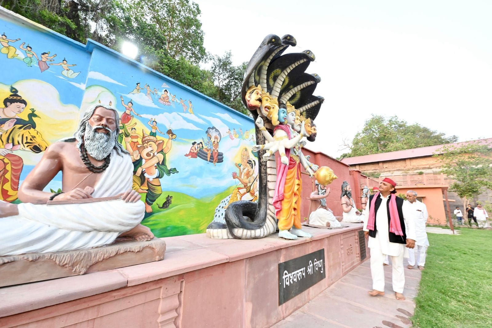 UP: Akhilesh Yadav reached Prayagraj, raised questions on the organization of Maha Kumbh, visited Akbar's fort