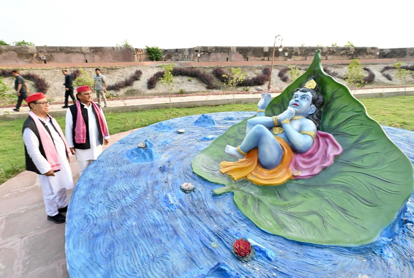UP: Akhilesh Yadav reached Prayagraj, raised questions on the organization of Maha Kumbh, visited Akbar's fort