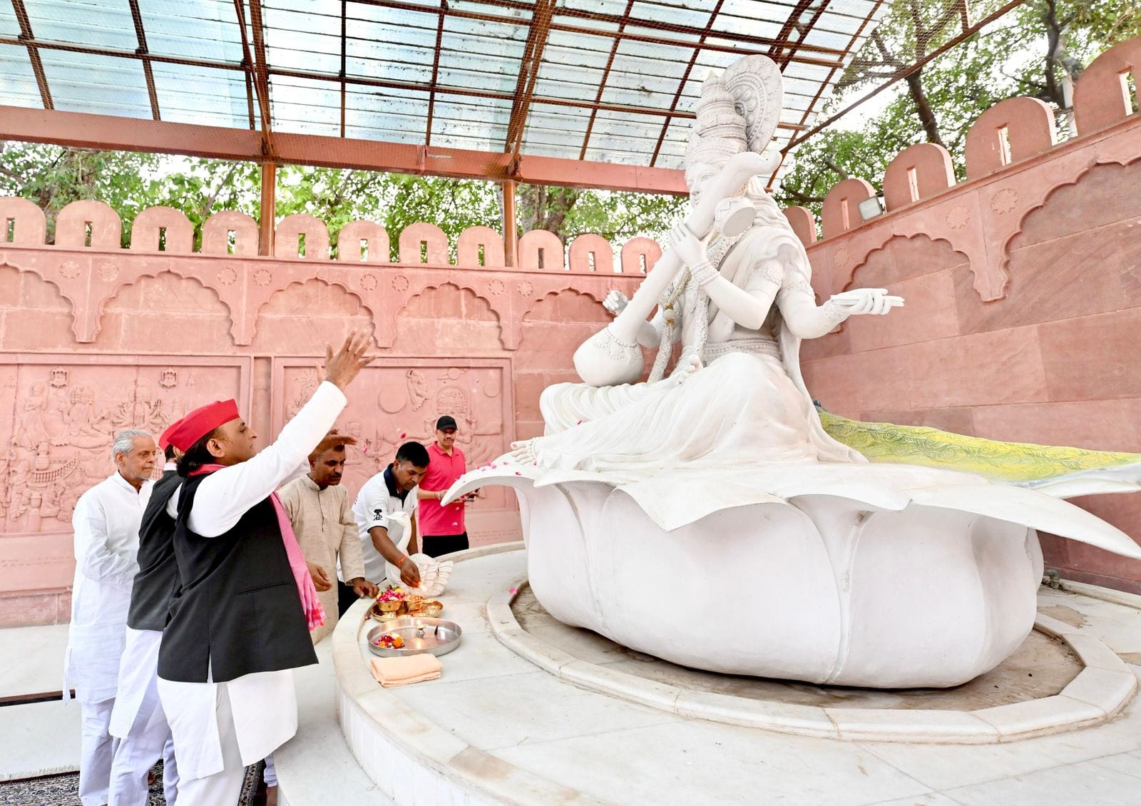 UP: Akhilesh Yadav reached Prayagraj, raised questions on the organization of Maha Kumbh, visited Akbar's fort