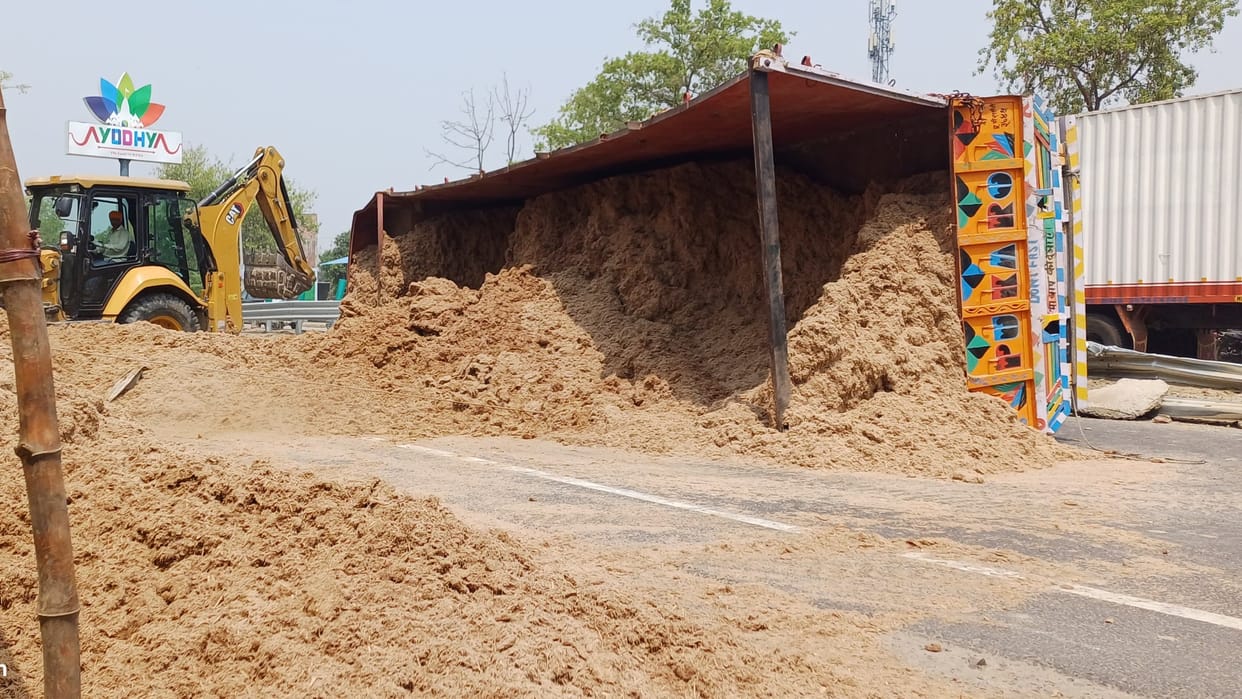 Ayodhya: Truck overturned on the highway, several quintals of straw scattered on the road