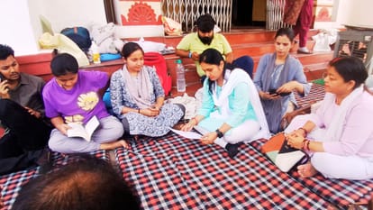 protest of Student at BHU samajwadi party MP ADM City and women organizations met