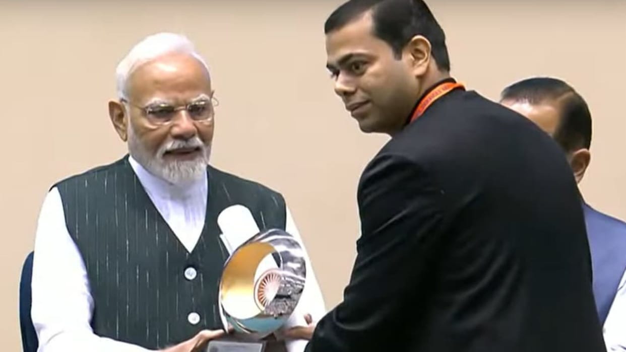 Jharkhand News: IAS Ravi Shankar Shukla honored by PM Modi