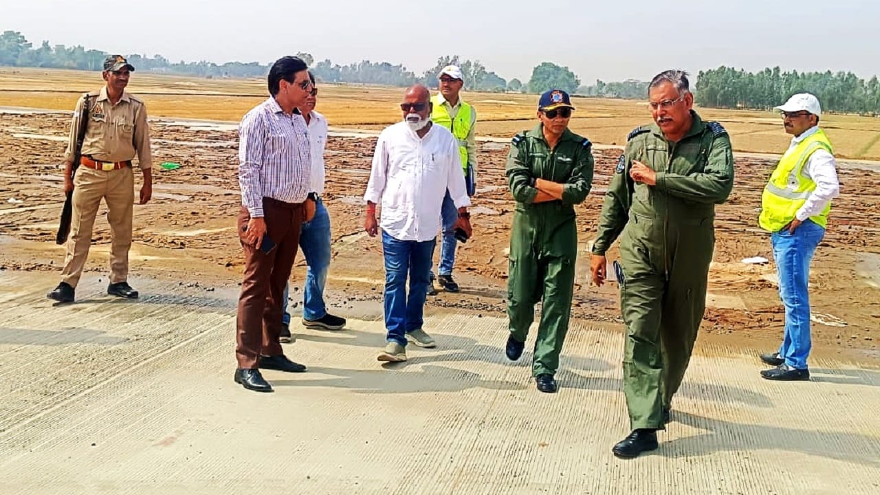Preparations for landing fighter aircraft on Ganga Expressway in Shahjahanpur