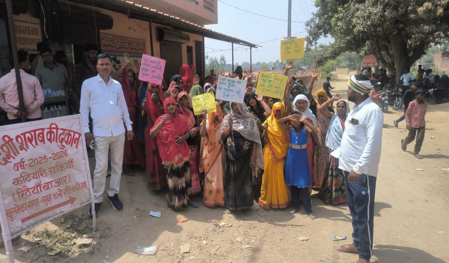 Women created a ruckus and raised slogans when a liquor shop opened in Basti