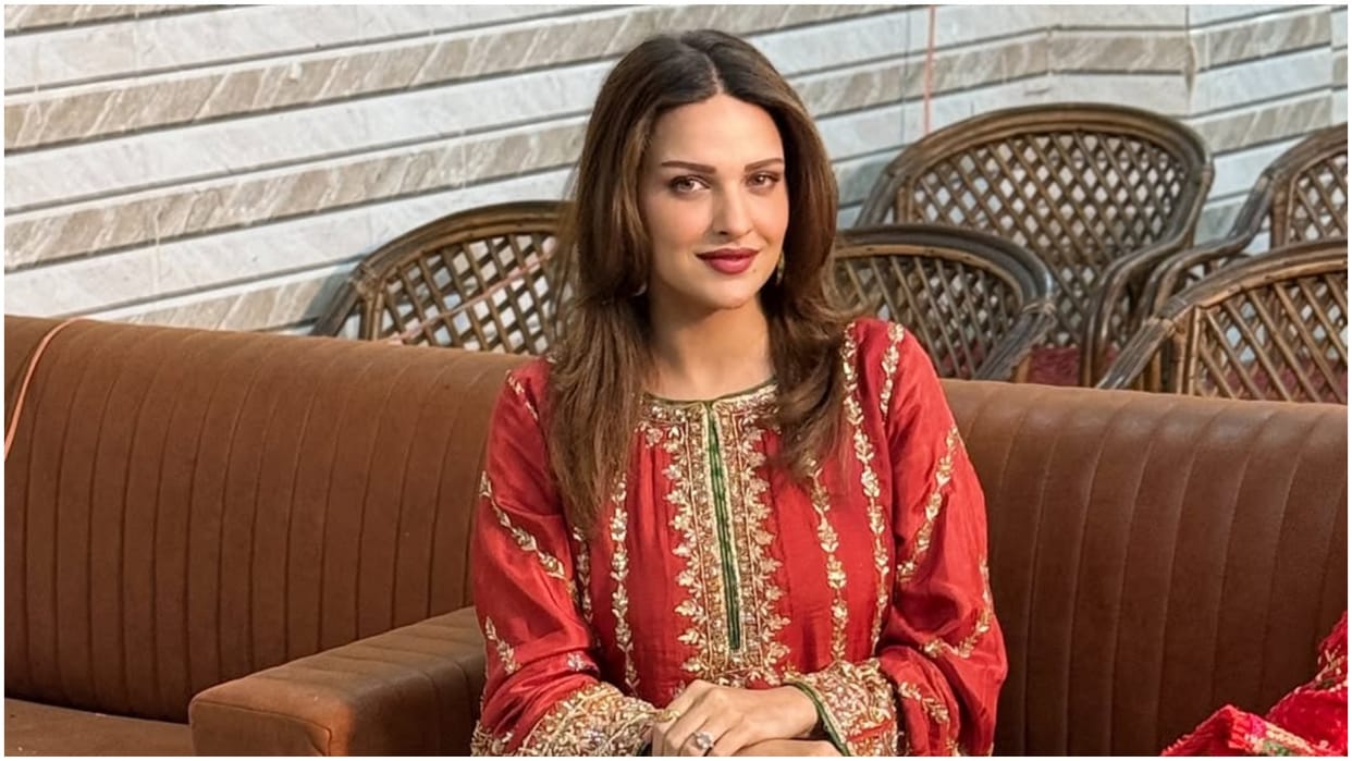 Himanshi Khurana slams a person without taking his name for Misleading Girls In Punjabi Film Industry