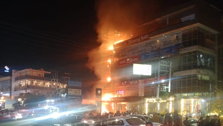 Dehradun: चकराता रोड पर नेक्सा शोरूम के ऊपर होटल में लगी भीषण आग, मची अफरा तफरी