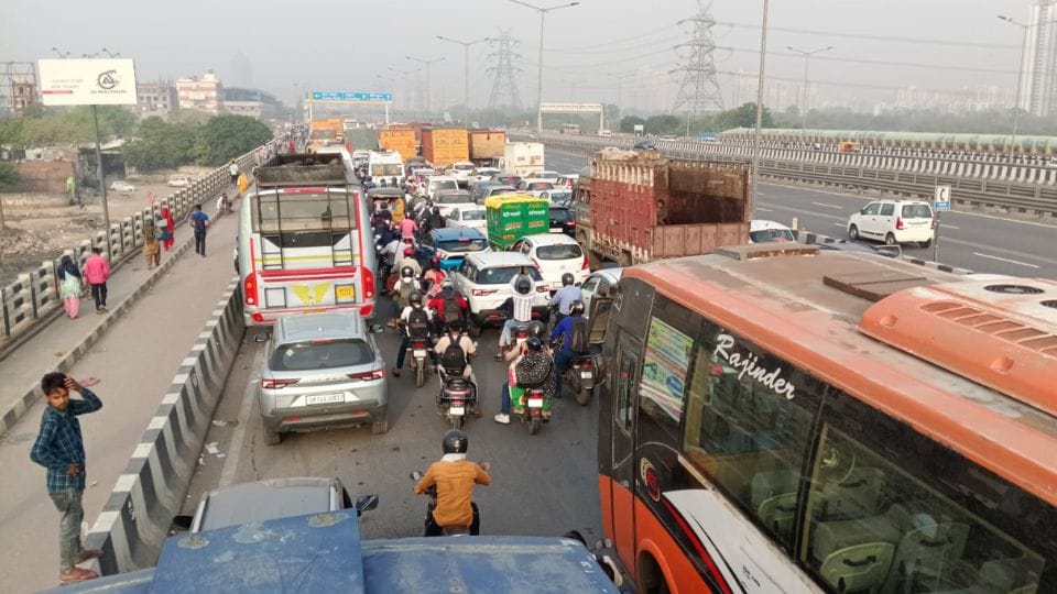 Bike rider woman died in Noida road accident