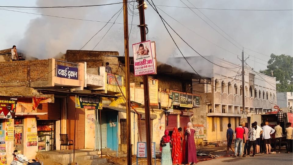 जनरल स्टोर में शॉर्ट सर्किट से लगी भीषण आग