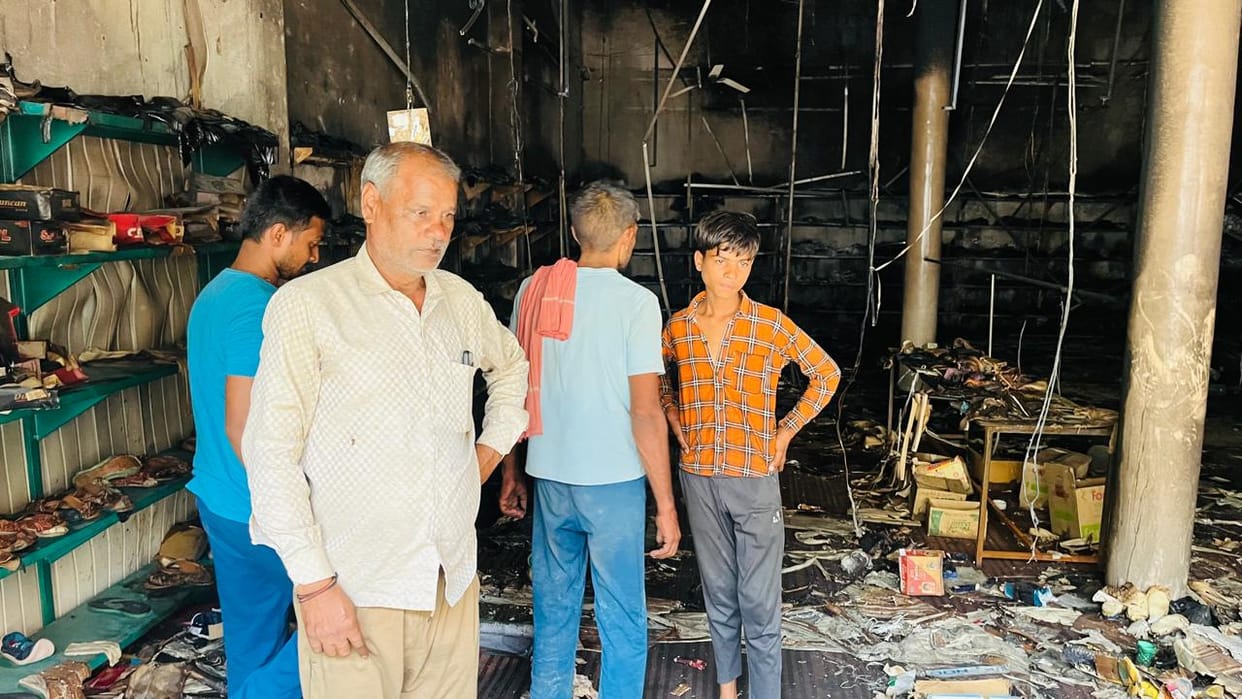 Baghpat: Fire broke out in a clothes showroom in Baraut, firefighters brought it under control in three hours