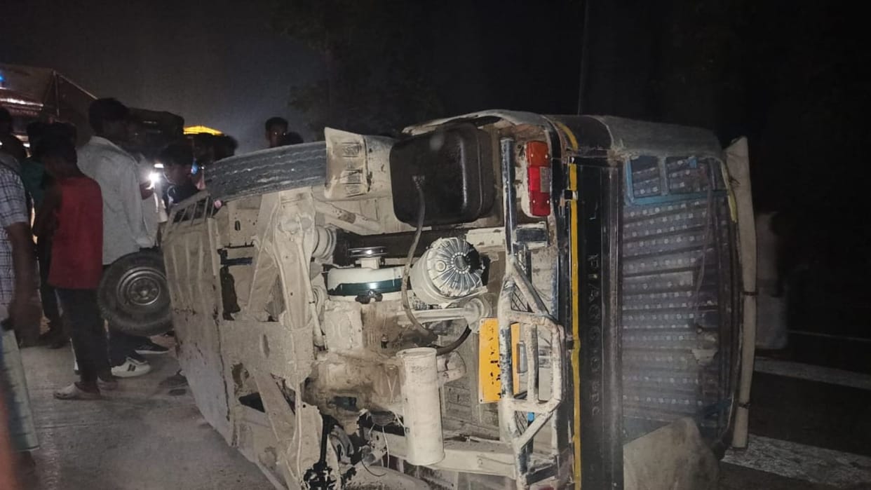 Four people seriously injured in a collision between a high-speed car and an auto in Kishanganj