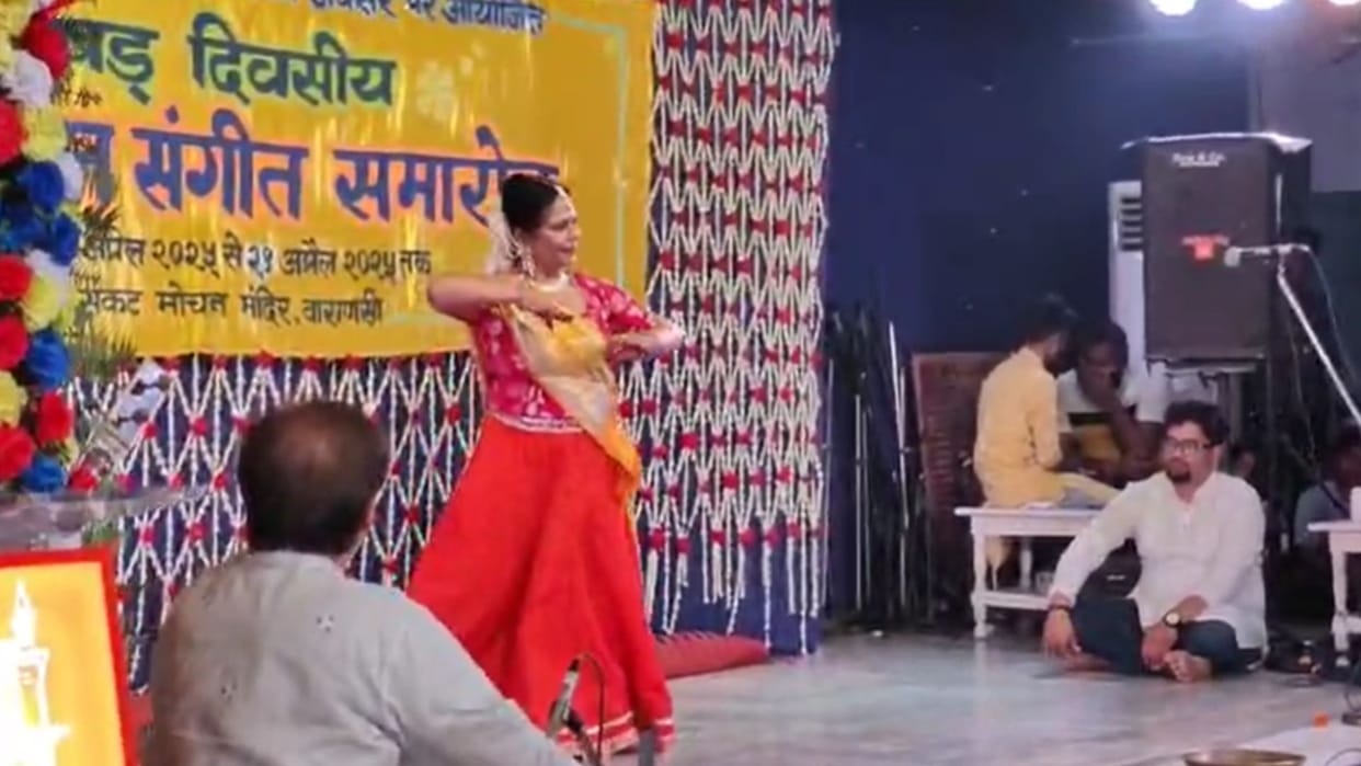 Fifth night of Sankat Mochan Music Festival 10 minutes of question-answer session between the tabla player an