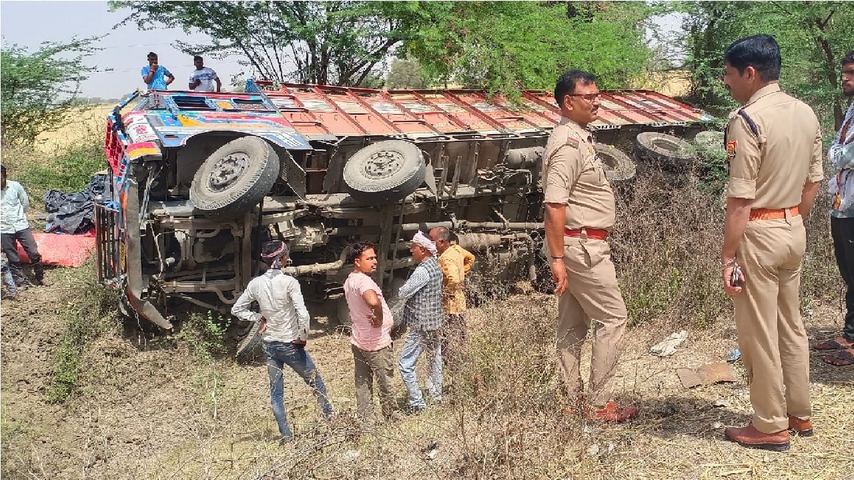 A truck loaded with wheat overturned in a ditch due to tyre burst in Jhansi