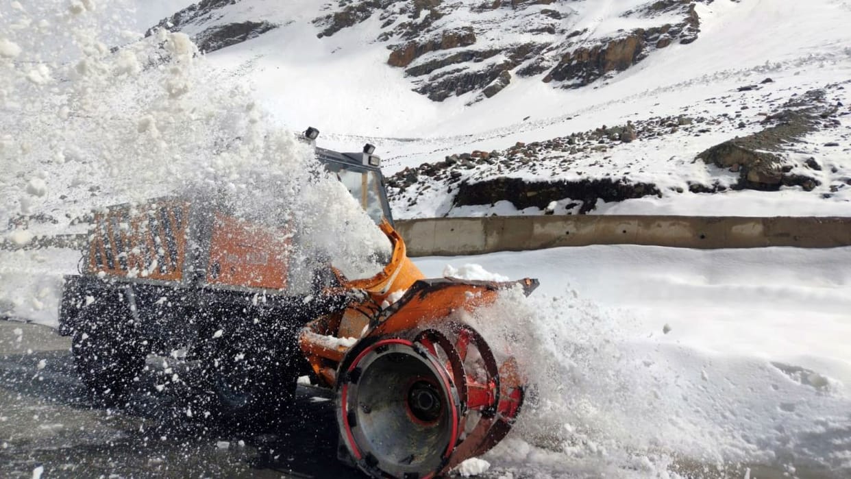 Himachal Restoration of Leh road still has to fight against snow walls in 42 km 80 soldiers have taken charge