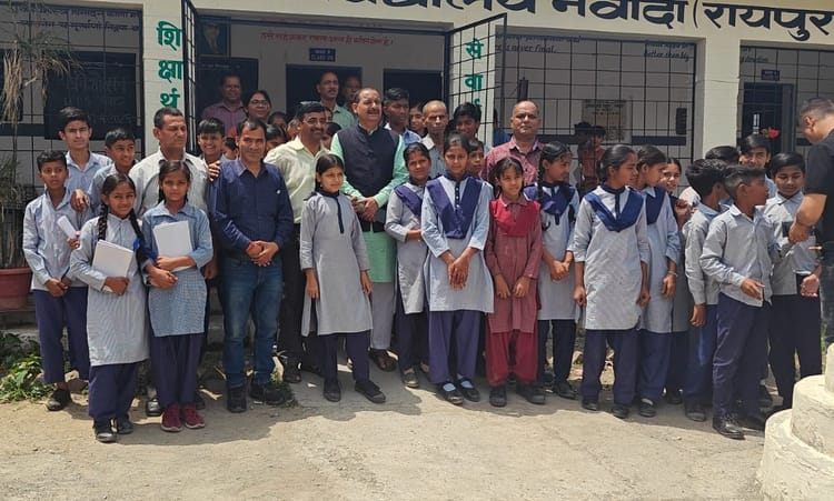 Uttarakhand: प्रवेश उत्सव...सरकारी स्कूलों में 80771 बच्चों का हुआ दाखिला, फूल मालाओं से हुआ स्वागत