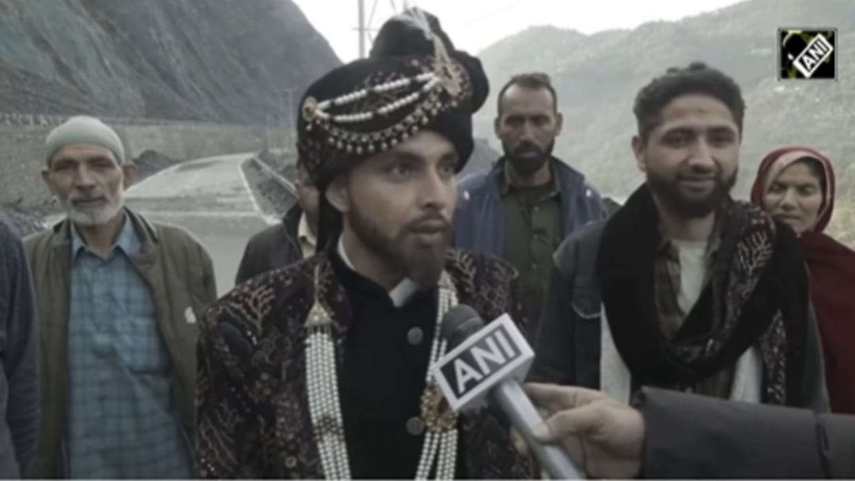 Despite landslides and rain, the groom took his procession and reached the bride's house