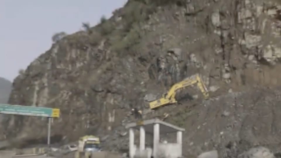 Ramban Landslide Indian Army has launched an operation to restore connectivity along the National Highway 44