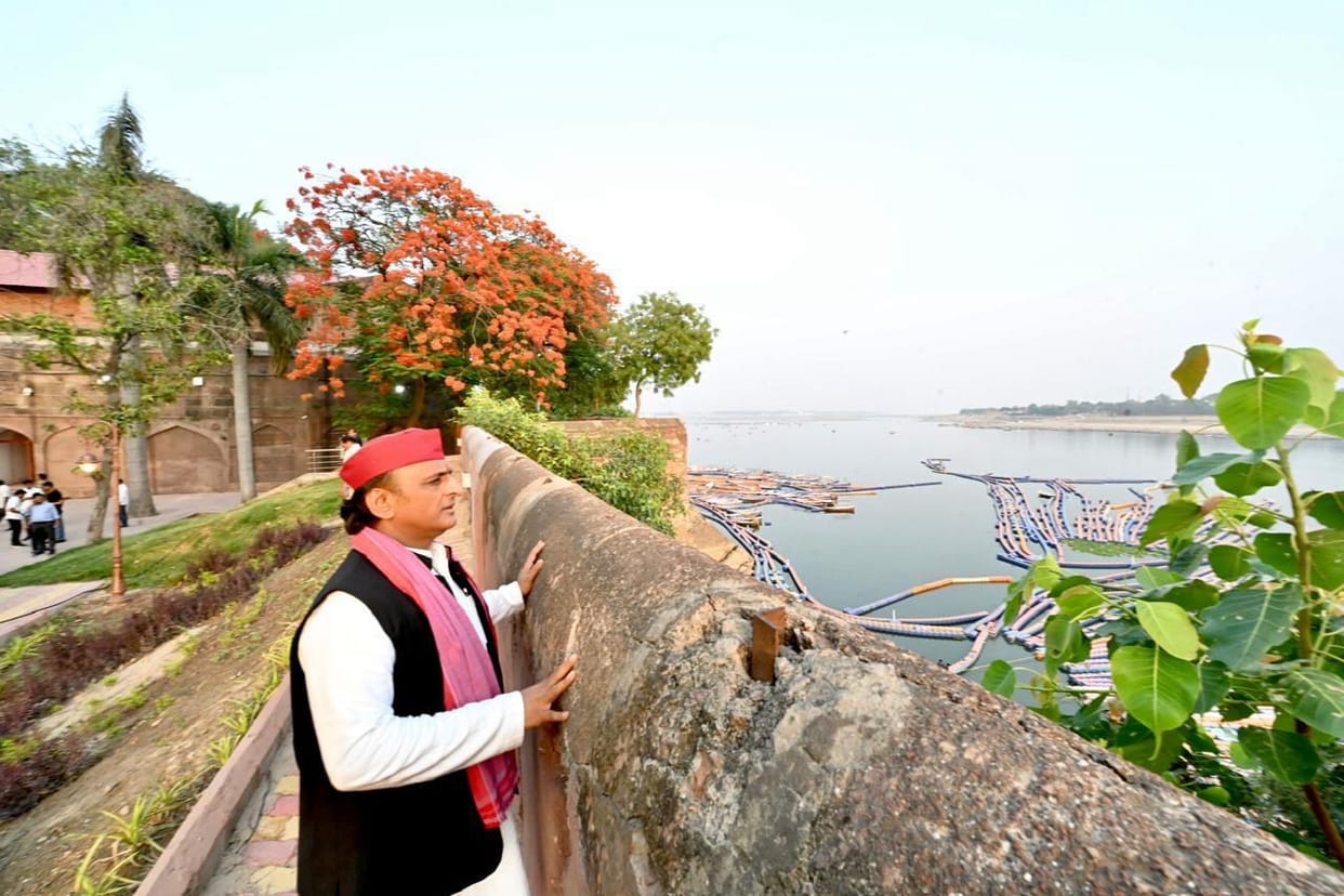 UP: Akhilesh Yadav reached Prayagraj, raised questions on the organization of Maha Kumbh, visited Akbar's fort