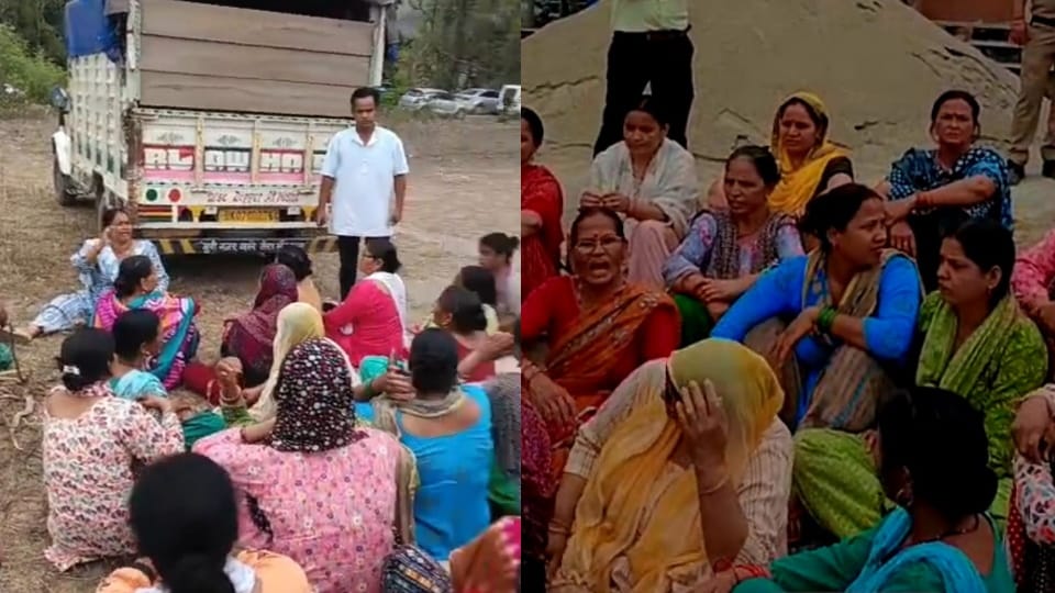Dehradun News Villagers and women ruckus after excise team reached Rani Pokhari to open liquor shop
