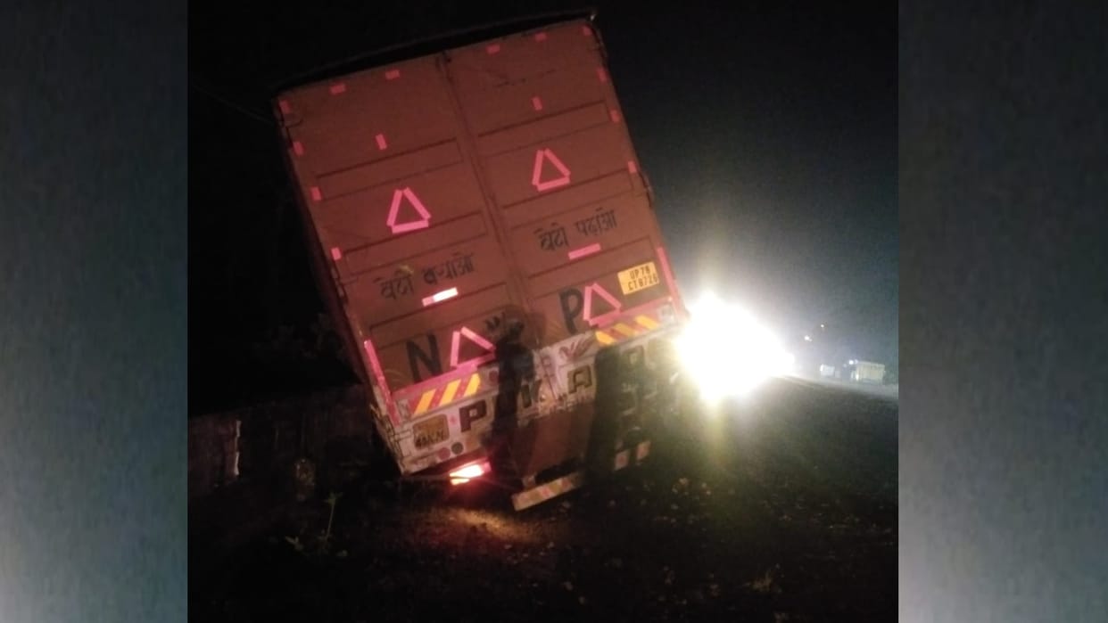 Sitapur: Two teenagers returning after playing band at a wedding were crushed to death by a truck.
