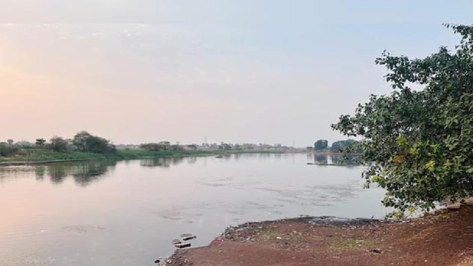 A pond that never dries up supplies water to about six villages in Durg