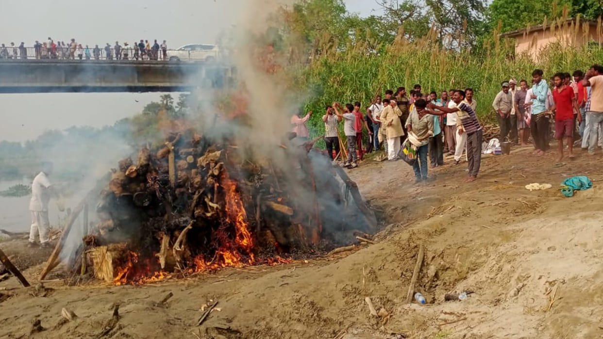 6 people died in Kushina road accident, all the bodies were burnt on one pyre, they had come to attend wedding