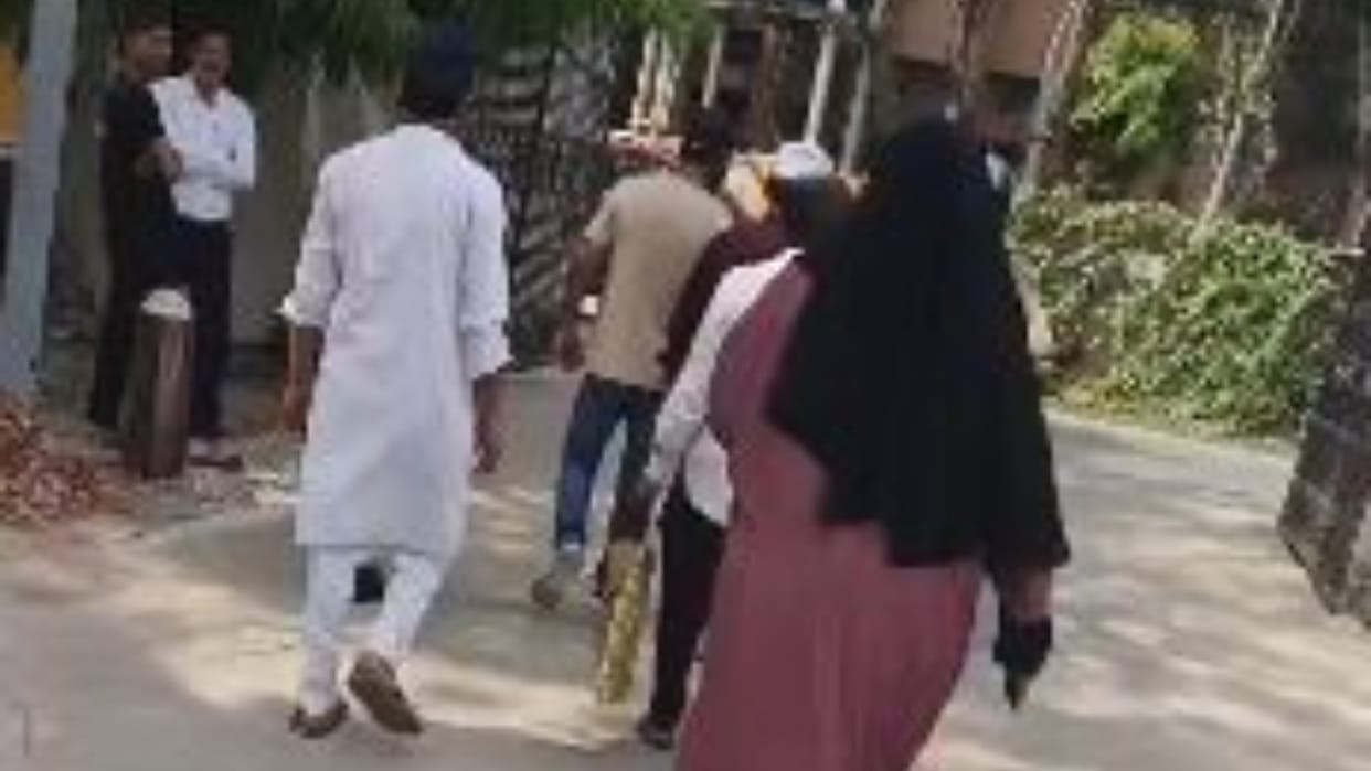 man trapped the girl and took her away no clue even after 20 days in bareilly