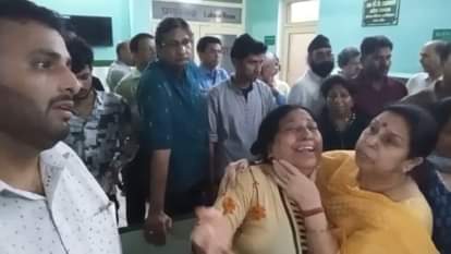 महिला की मौत के बाद रोते-बिलखते परिजन