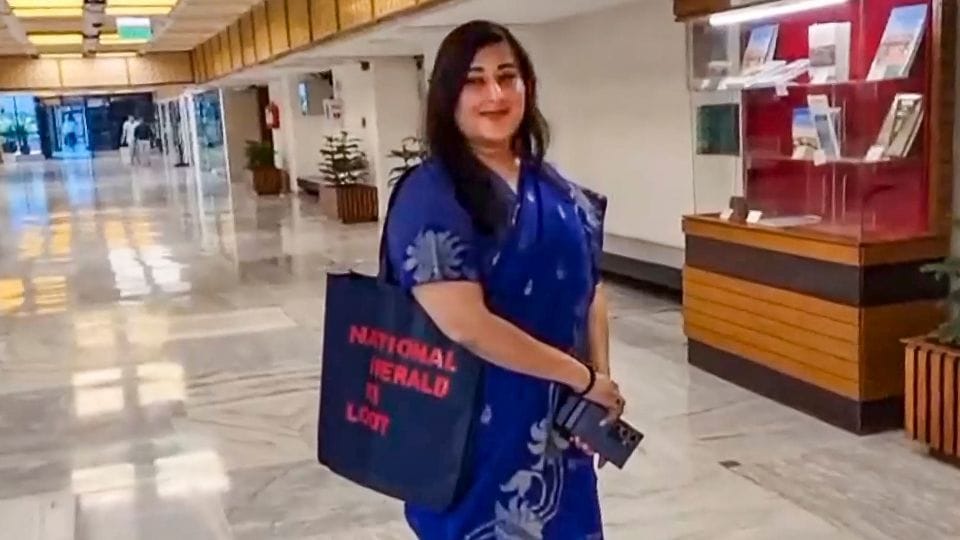 Bansuri Swaraj reached parliament with a bag written 'National Herald looted'