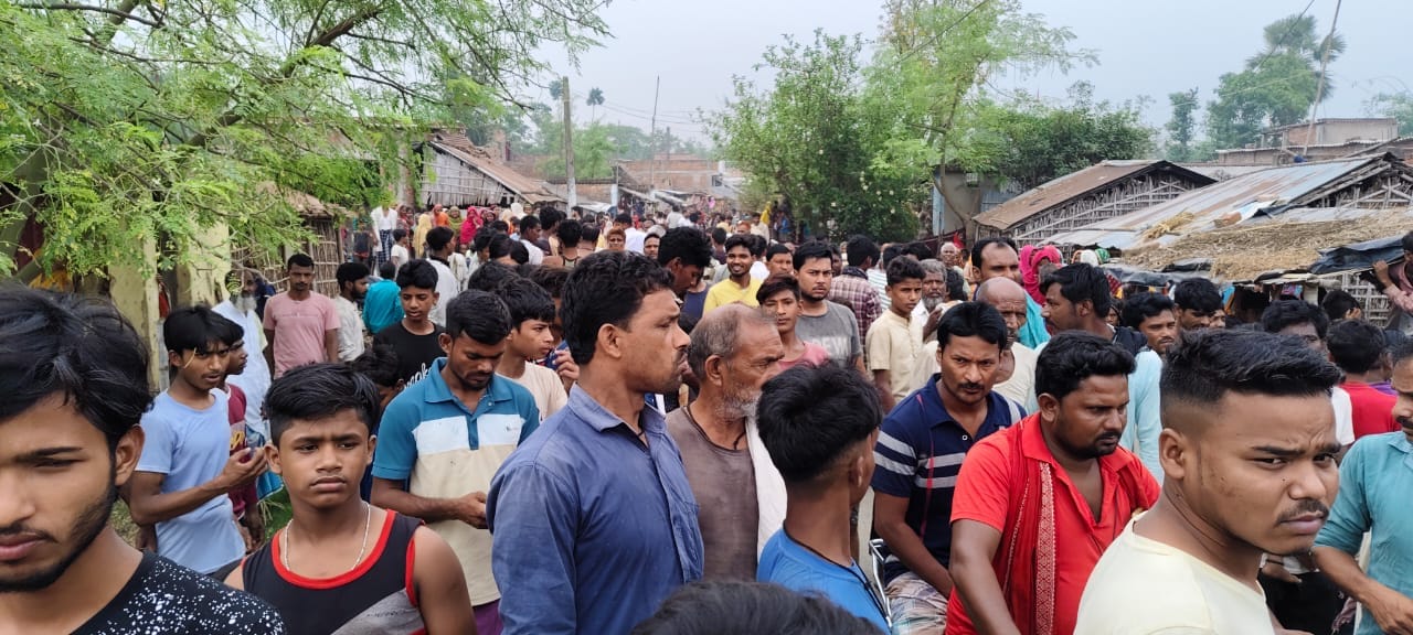घटना के बाद लगी भीड़।
