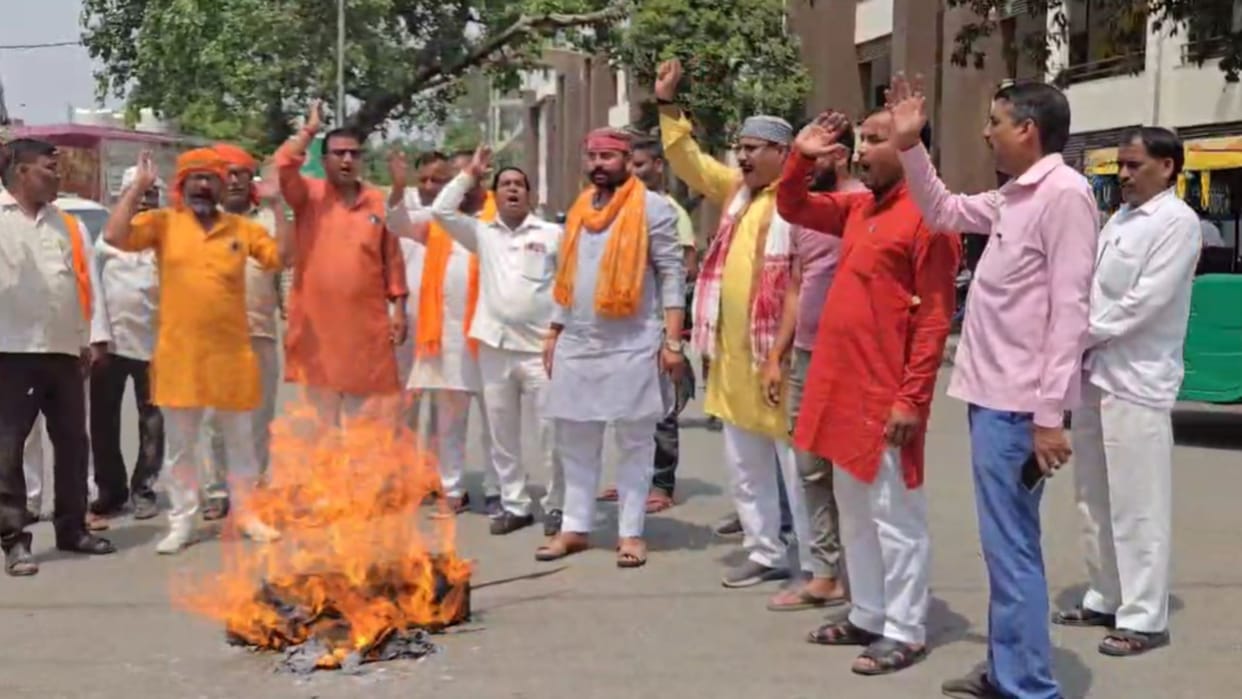 BJP workers burnt the effigy of Mamta Banerjee demanding President rule in Bengal