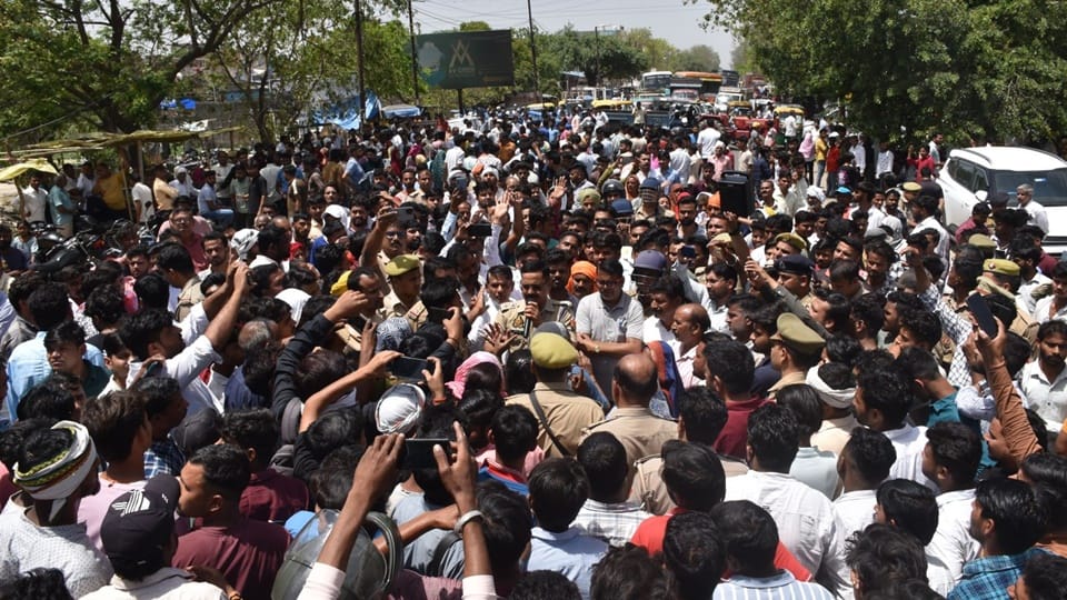 Moradabad: People angry with the murder of BJP councilor's nephew, clashed with policemen... blocked the road
