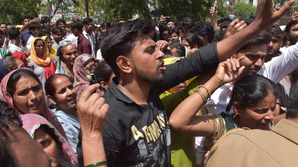 Moradabad: People angry with the murder of BJP councilor's nephew, clashed with policemen... blocked the road