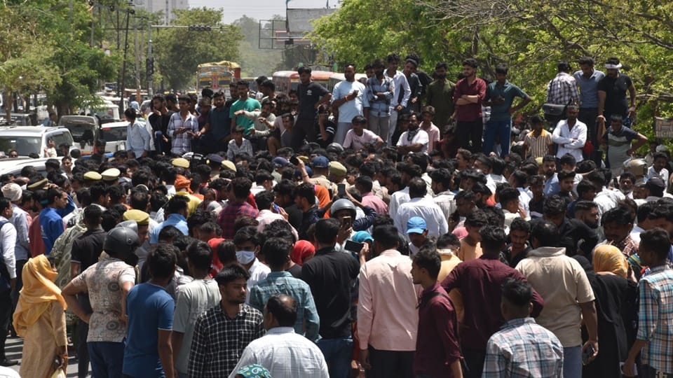 Moradabad: People angry with the murder of BJP councilor's nephew, clashed with policemen... blocked the road