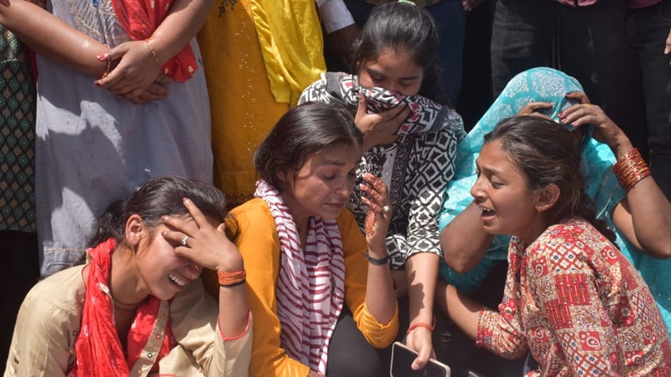 Moradabad: People angry with the murder of BJP councilor's nephew, clashed with policemen... blocked the road