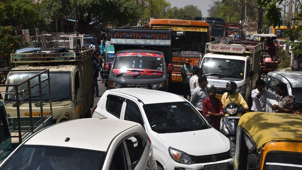 Moradabad: People angry with the murder of BJP councilor's nephew, clashed with policemen... blocked the road