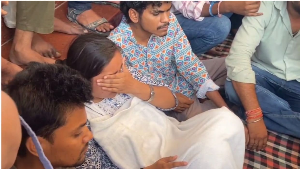 Karni Sena and students clash in BHU protesting student Archita Singh started crying in varanasi