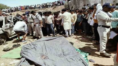 हादसे के बाद मौके जमा हुए लोग।