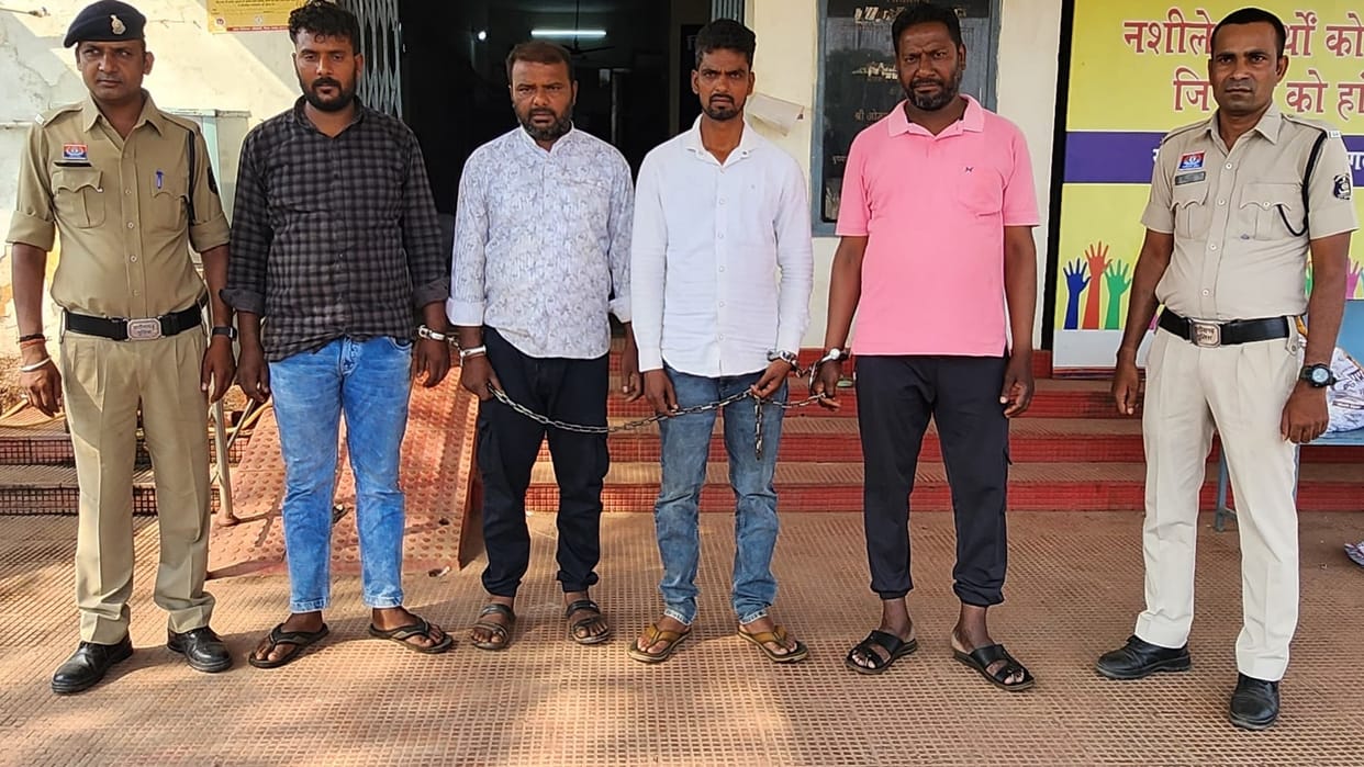 Raipur Police seized illegal petrol, diesel and ethanol worth Rs 21 lakh 36 thousand during raid, 4 arrested