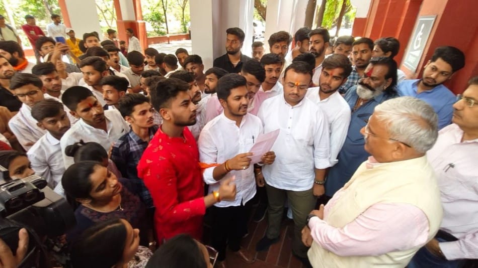 ABVP Submits Memorandum Against Mismanagement at DAVV Indore, Threatens Major Protest