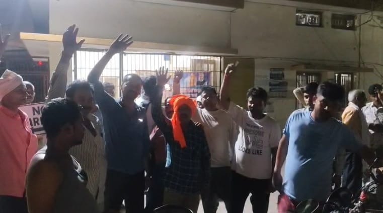 Kanpur There was no electricity throughout the day uproar at Kesco sub station at night employees ran away