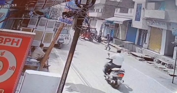 Banda Posing as policeman he duped old lady travelling on an e rickshaw and escaped with gold bangles an ring